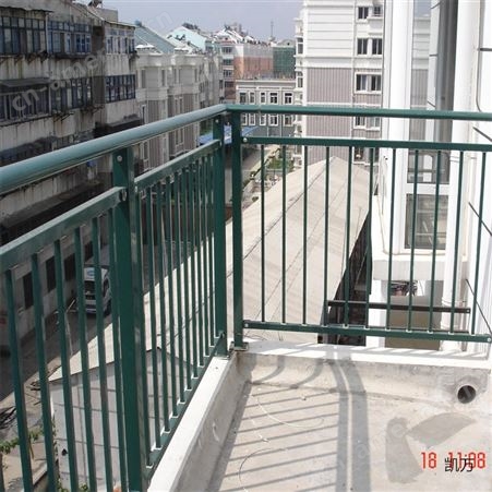 厂家定制阳台护栏 锌钢露台栏杆 别墅楼顶室外防护围栏 凯万走廊栅栏生产