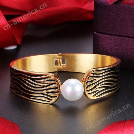 卡轮 欧美风新款真空电镀18K金女款手镯 个性时尚钛钢珍珠手饰